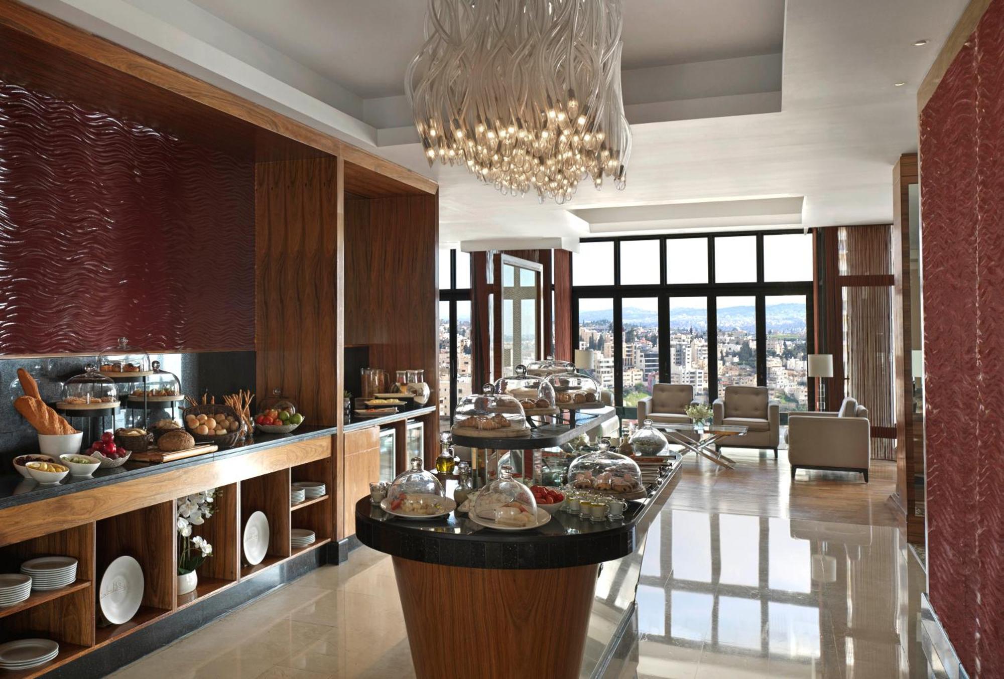 Отель Intercontinental Jordan By Ihg Амман Экстерьер фото The 360° restaurant